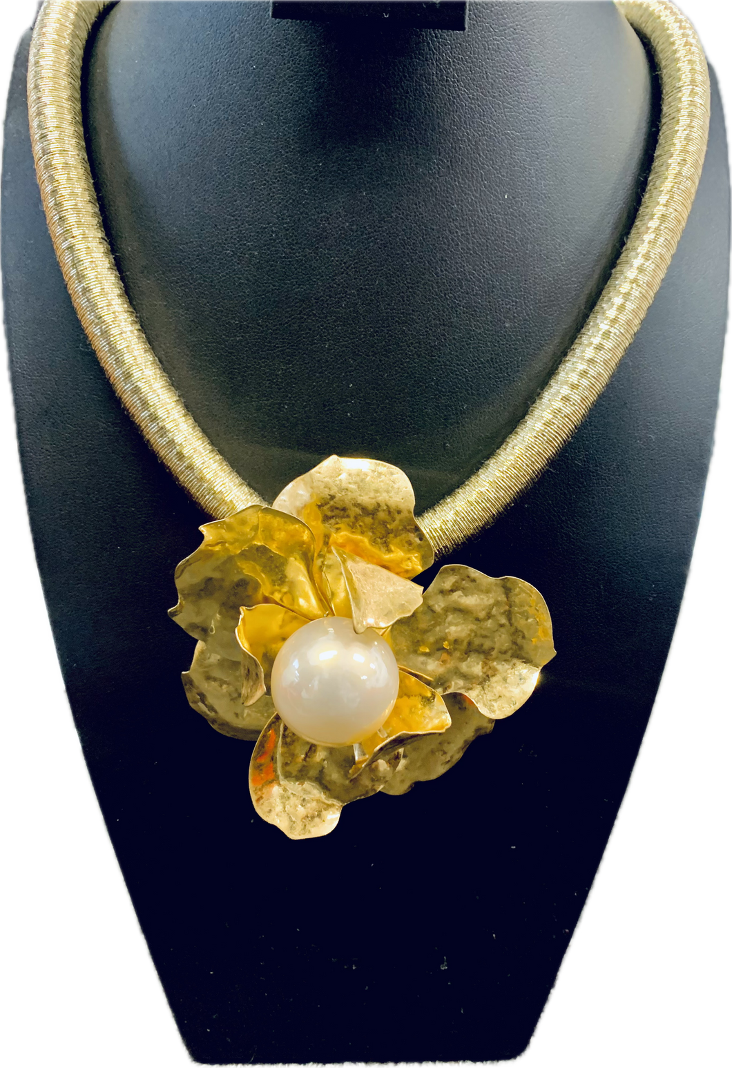 Gold pearl flower necklace